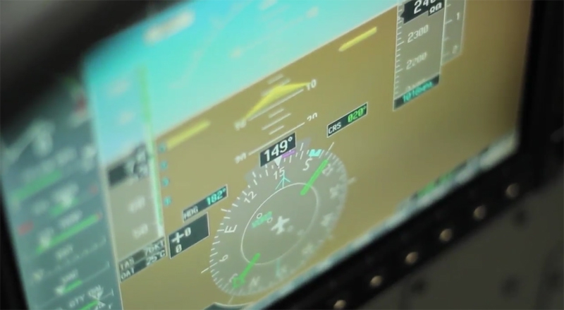 A tecnologia é toda digital em painéis Glass Cockpit, como os dos Cessnas 172 da EJ.